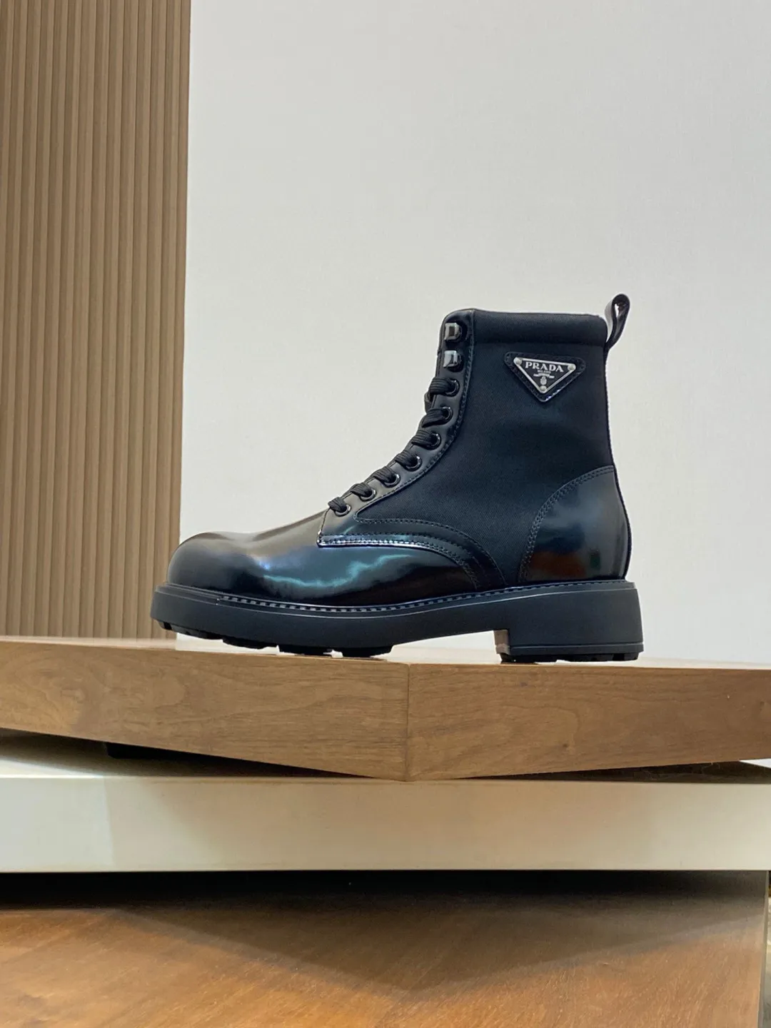 Men's shoes 💰940 PRADA men's latest ultra-light new short wool boots for autumn and winter, two-color blue nylon cowhide leather with eyelets and metal hooks, enameled triangle metal logo, 4m ultra-light serrations Ev a injection rubber concave and convex large particle snowflake pattern anti-slip soles very light and comfortable on the foot Urban modern military boot style design Men's model 39 40 41 42 43 44